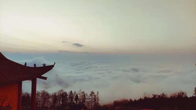 上联：云开世外三千界；下联你请月照人间九重山。