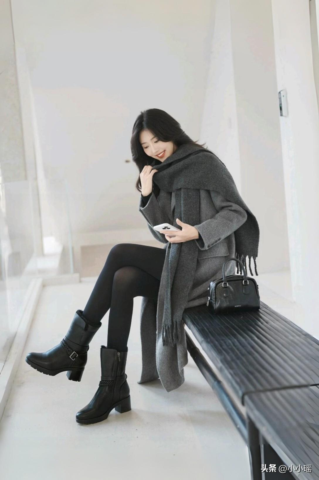 分享御姐穿搭 灰色大衣配厚黑美学，外加皮靴，保暖又靓丽，潮流永不过时，你觉得呢，