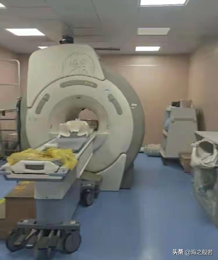 做核磁被忘机器上一夜？

身体绑着，头被固定着，漆黑的房间，一个人，一夜都在呼救