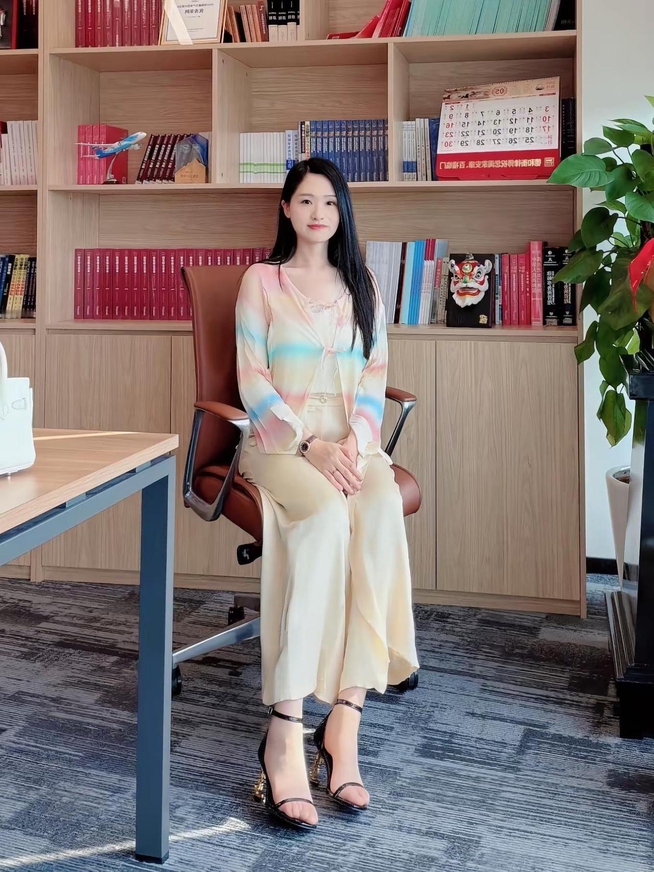 让人心情很好的彩虹开衫。一套都是@吞吞穿搭日记 吞吞家衣服测评 律师穿搭