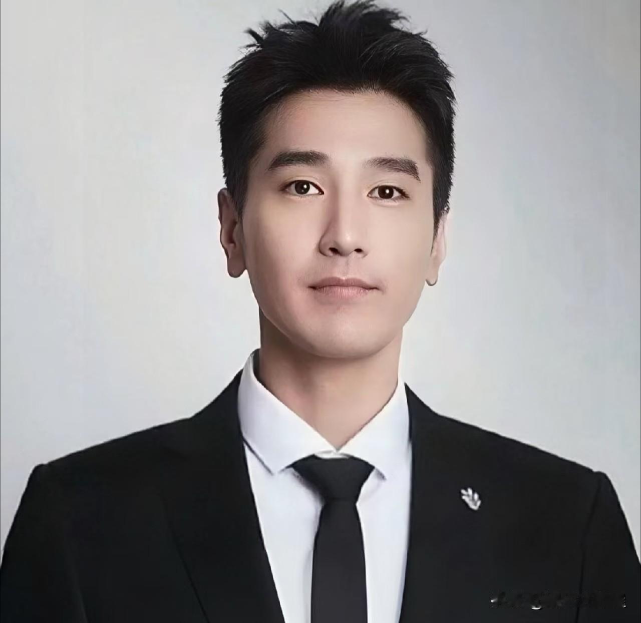 全网最开心人，
就是赵又廷了吧！
原因很简单。
不但娶了高圆圆，还能搂着易烊千玺