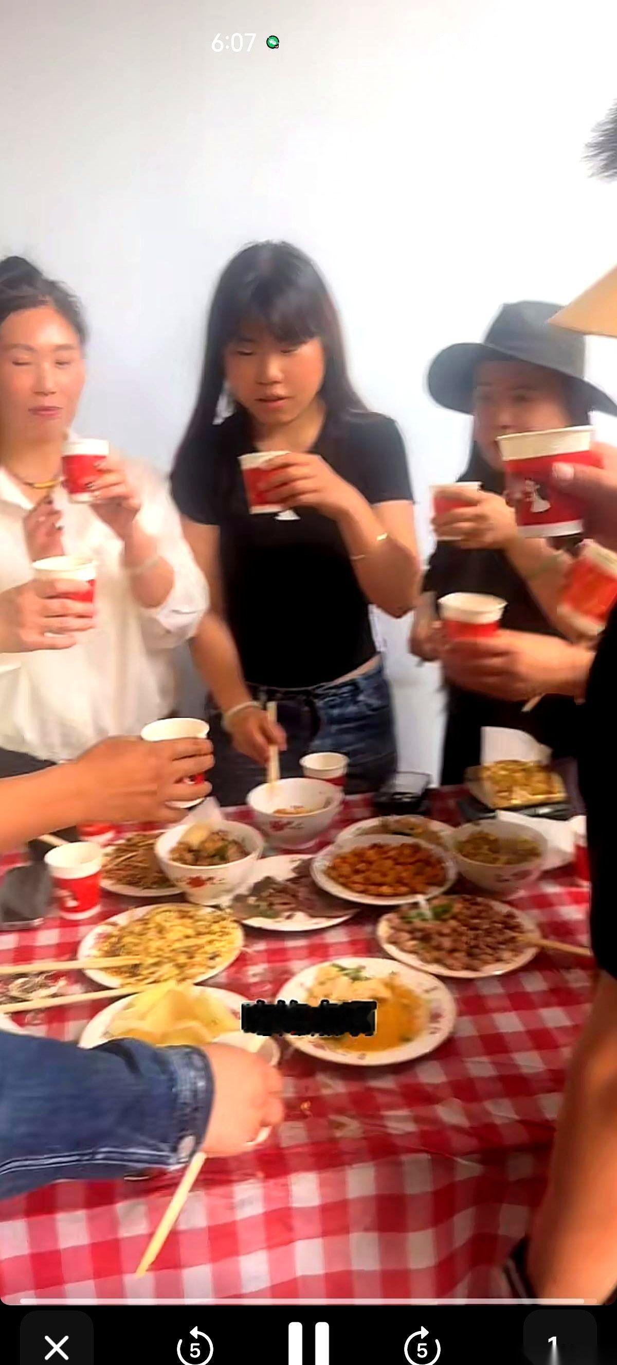 一桌子菜没过两百，这是要把满月宴办成“怀旧食堂”吗？
看着那盘炸虾片和炒豆芽，我