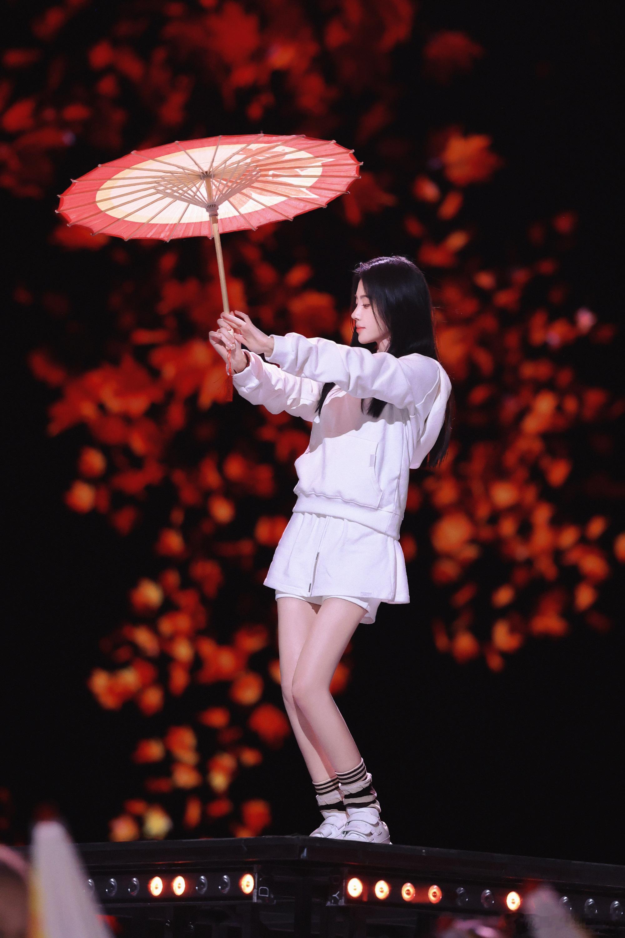 鞠婧祎！我天，好美啊！燥侯今晚舞台[色][色] ​​​