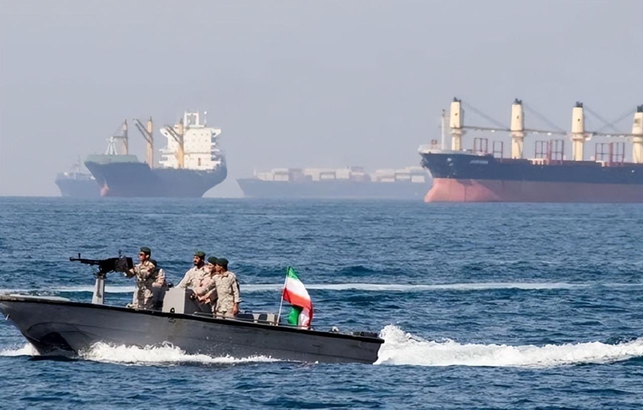 美国不讲武德，不但在霍尔木兹海峡赶回30艘伊朗船，还在印度洋扣押伊朗油轮！

当