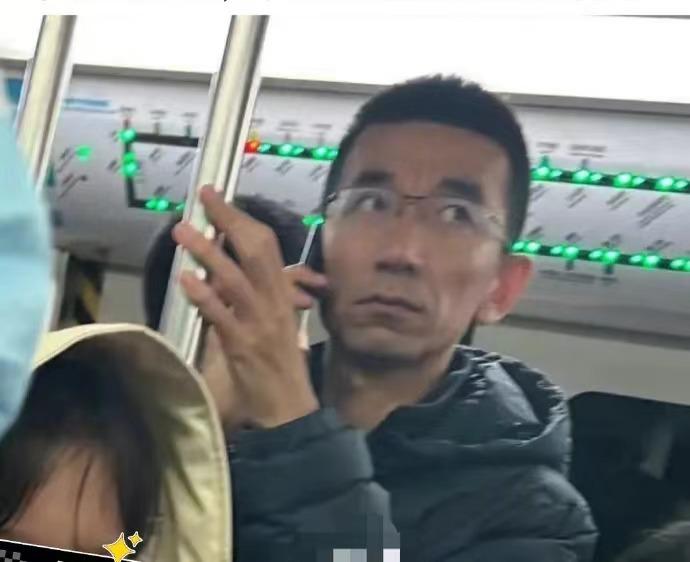 有网友在地铁十号线上偶遇了“东方小孙”，也是在挤高峰期的地铁，拿着手机面色凝重。