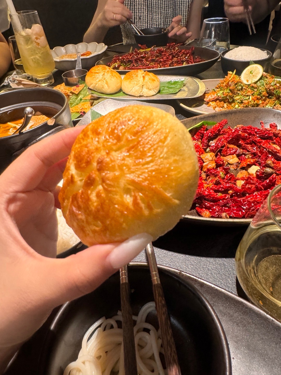 不炫碳水怎么行？烤包子😋好吃大家都在吃菜，只有我在认真吃主食 ​​​
