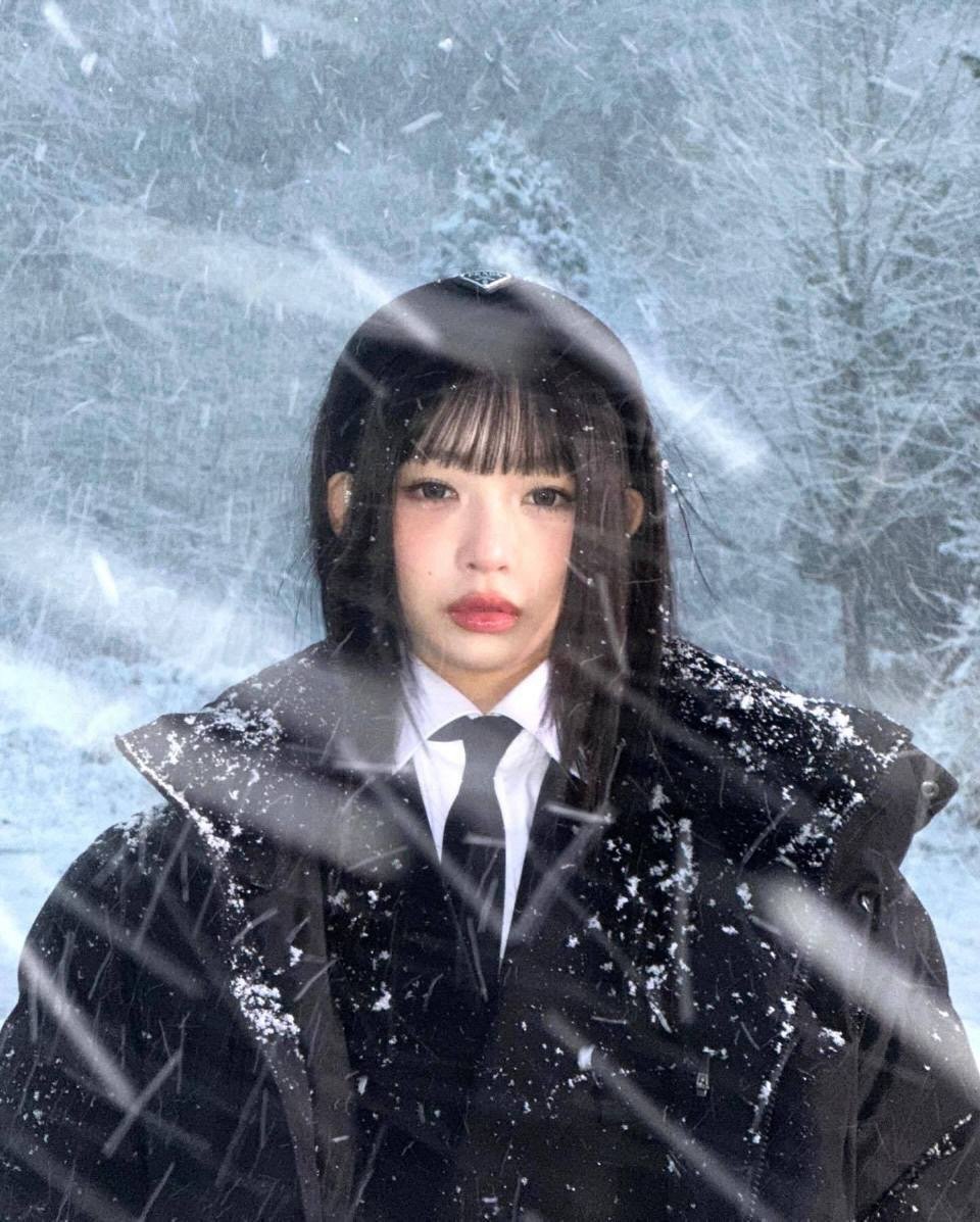 直井怜给我美晕了……而且她的p图风格很独特，滤镜和小符号特别樱花妹的感觉，QQ的