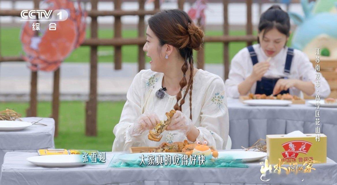 #张雪迎吃螃蟹吃出个冠军#张雪迎平时就没少吃螃蟹吧，都练出独家吃螃蟹技巧了，跪求