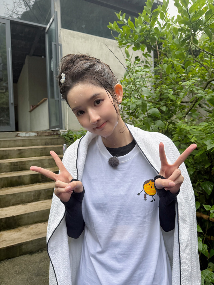 王玉雯做隐藏任务的天才王玉雯炒菜间隙搞定了隐藏任务边炒菜边接收任务，边吃火锅边打