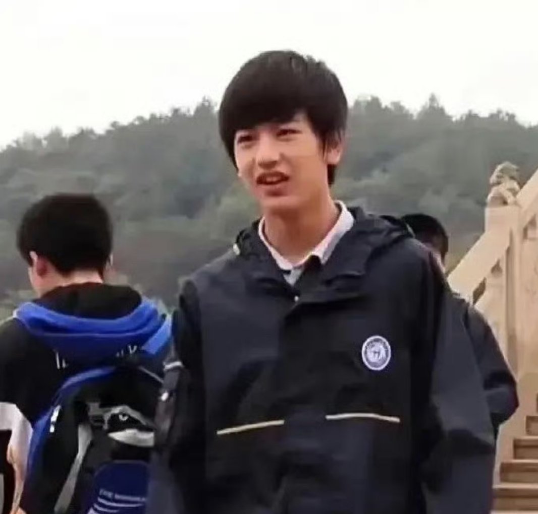 张凌赫和宋威龙青少年时期长相，到底谁才是真正的原生脸呢？ 