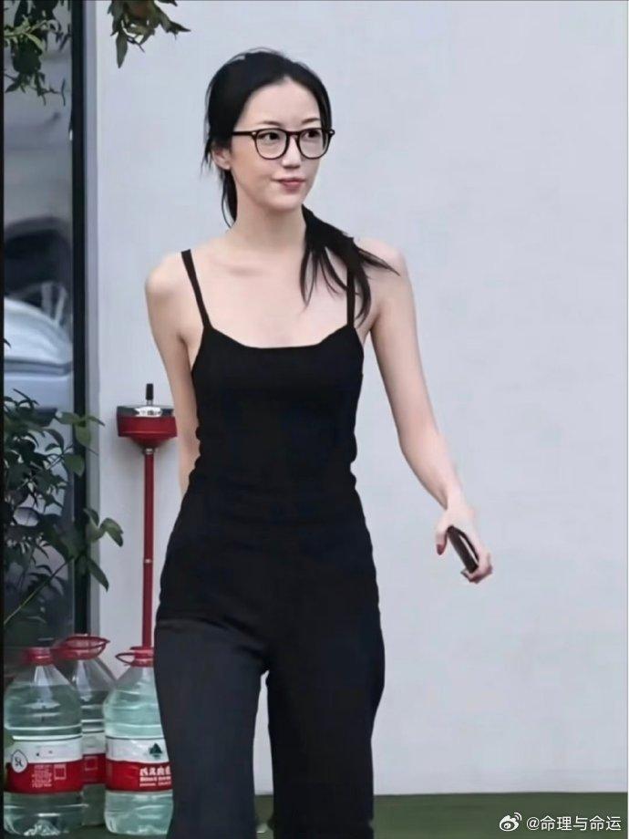 王菲修佛人人都知道，不过修佛修心修行，她当时因李嫣唇腭裂，然后成立的嫣然天使基金