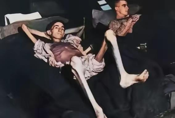 1944年，被德军俘虏的美国士兵约瑟夫·戴姆勒终获解救，骨瘦如柴，1米78的大个