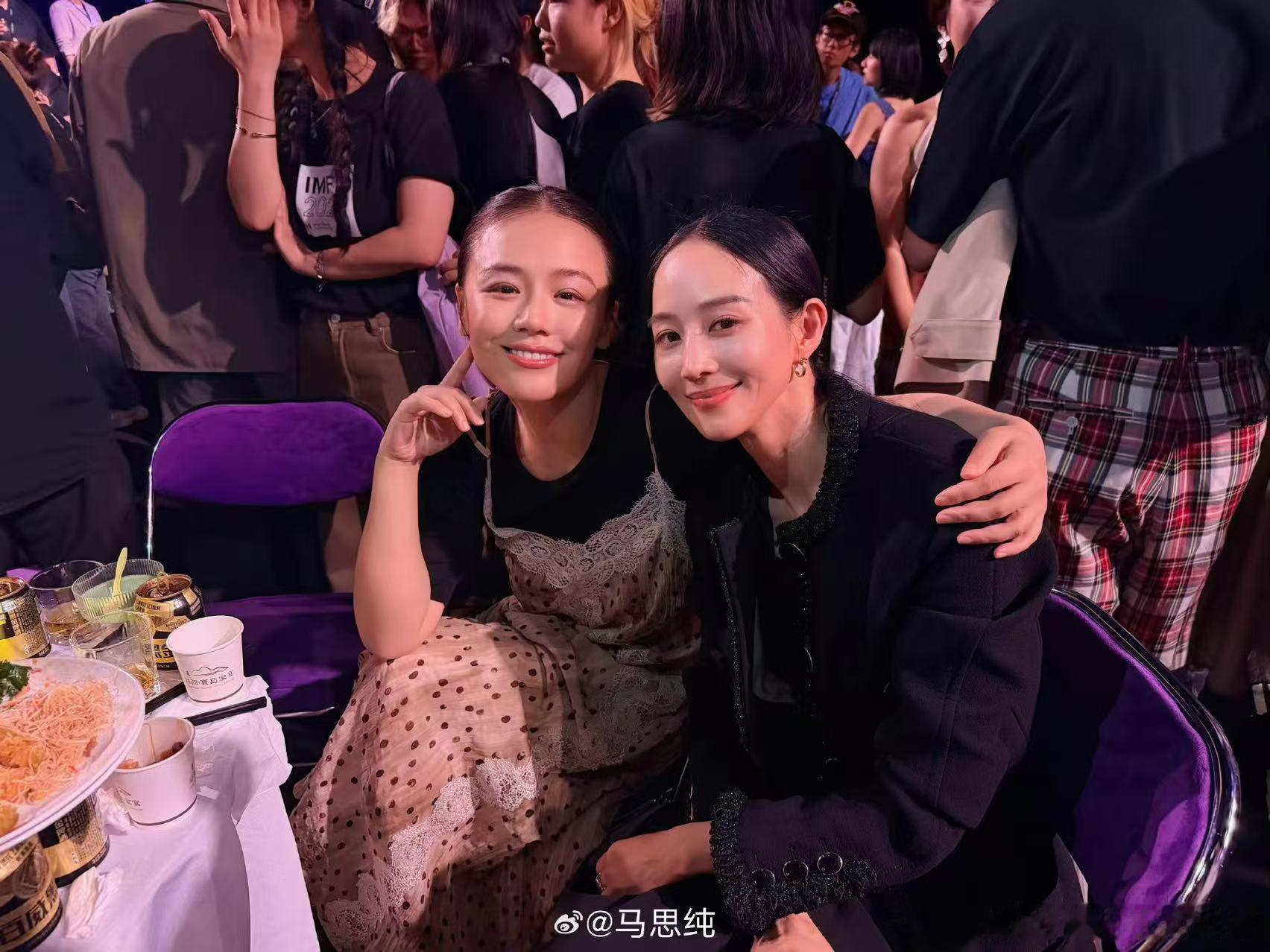 马思纯张钧甯合照马思纯张钧甯同框 马思纯和张钧甯同框合照，两位气质姐姐同框，氛围