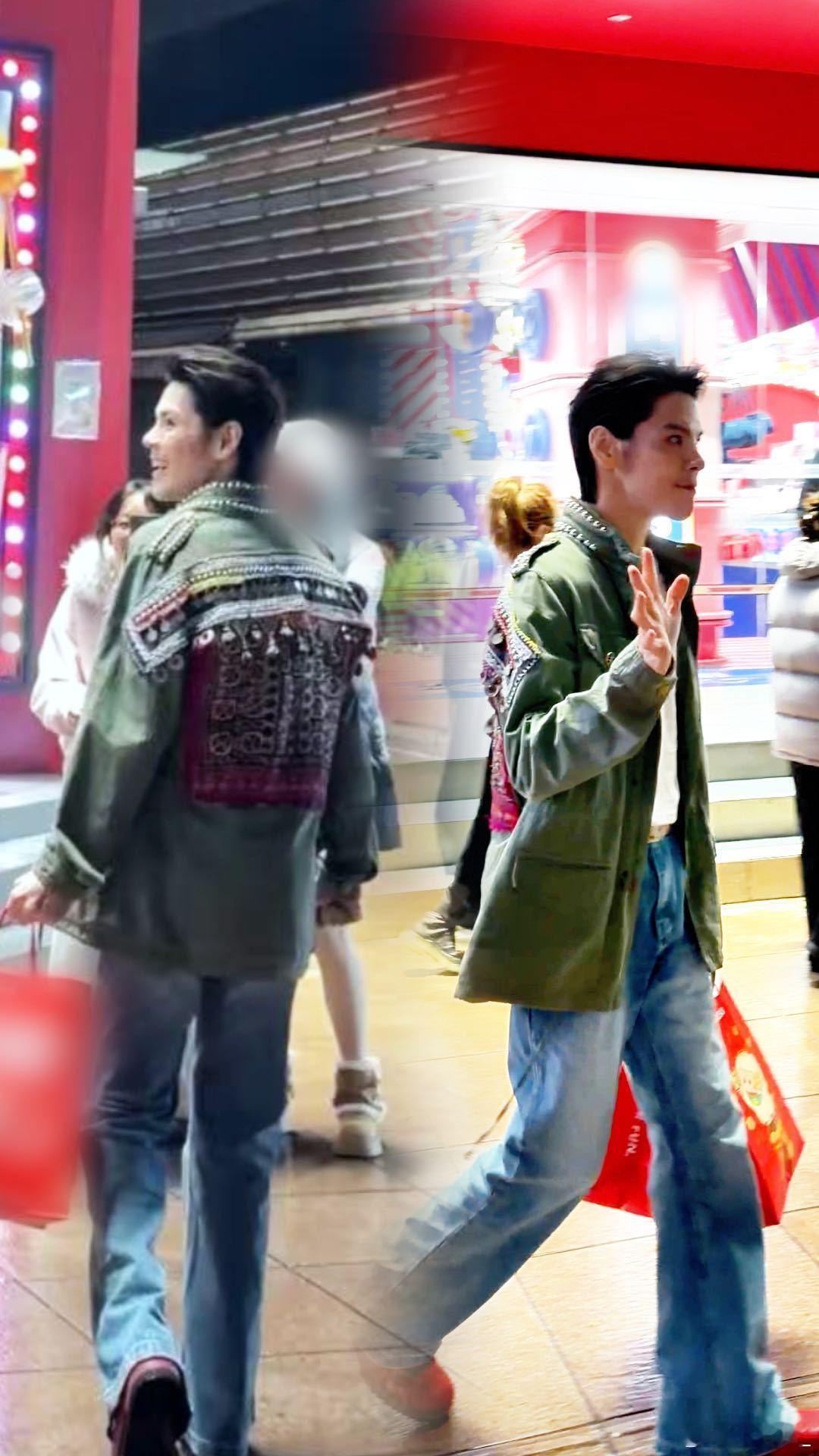 向佐为郭碧婷买了个巨型猪公仔硬汉向佐抱着快比人高的粉色猪公仔，憨乎乎的样子反差感