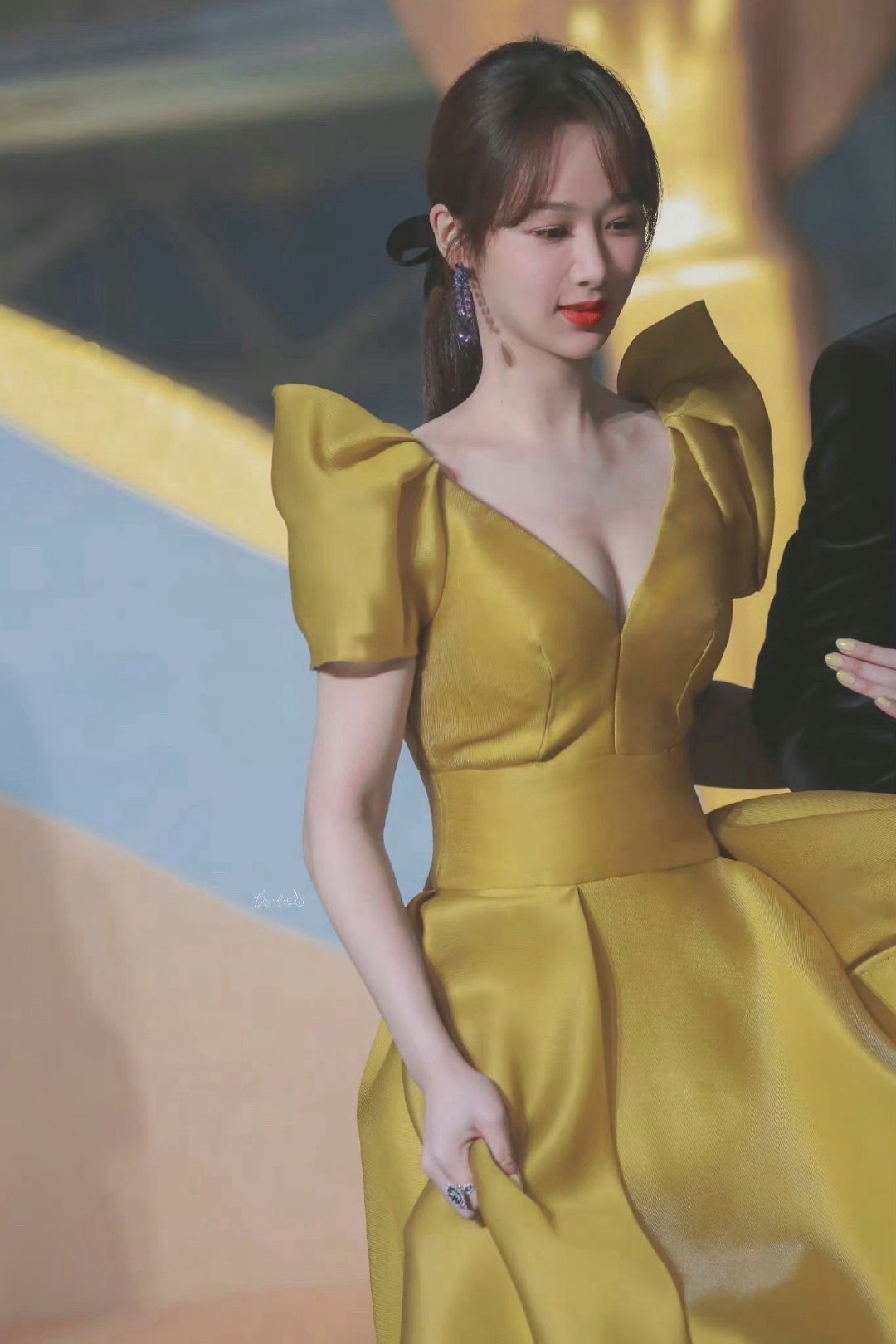 杨紫[心][心]果然姓杨都好看 ​​​