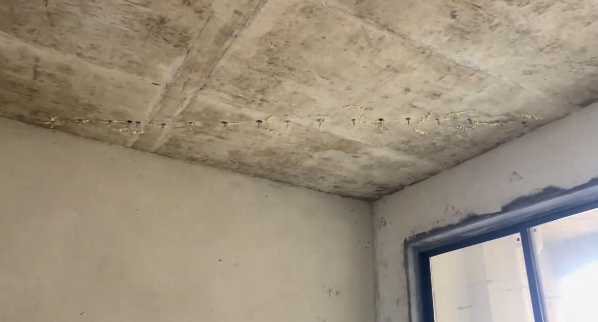 【玉林某小区不沟通私自处理墙体打钉】

4月23日，网友爆料称：玉林市城区某小区