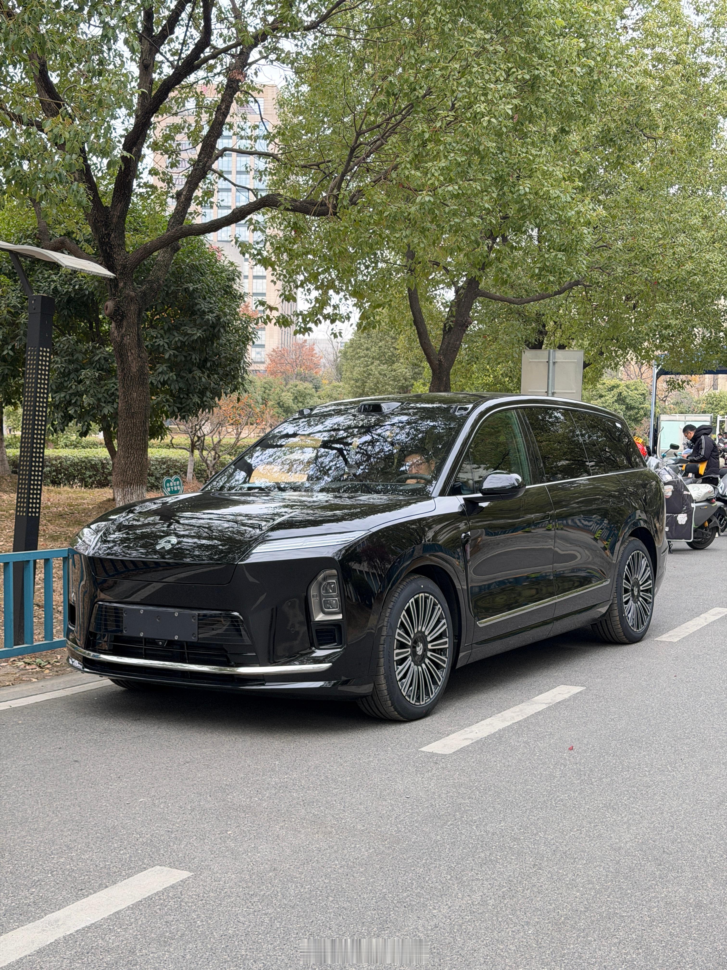 今天来给X9上牌随机看下今天都有哪些上牌的新车新ES8很多 扫一眼就有三辆蔚来好