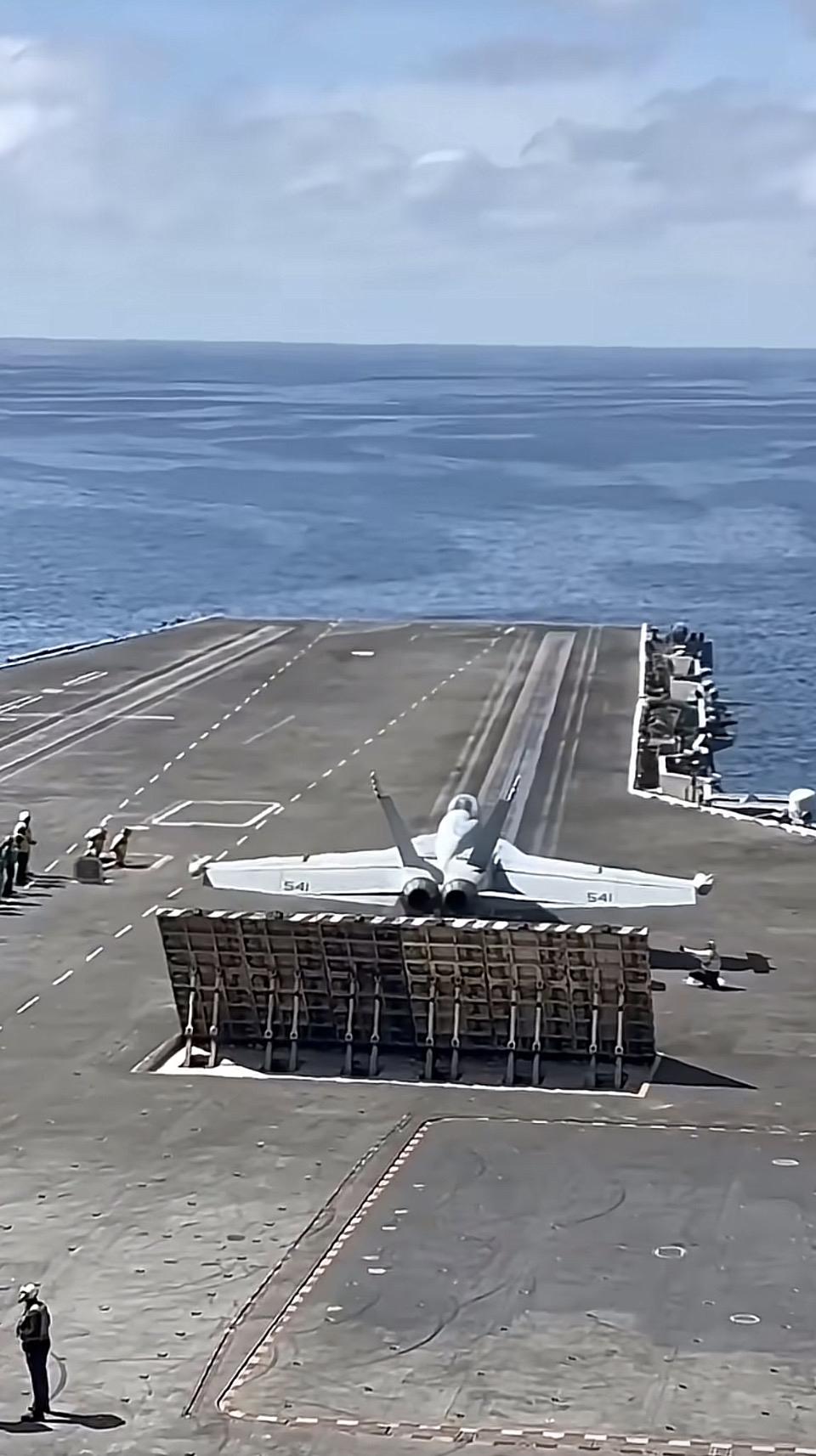 海风起，舰载机跃，万里征程任遨游。