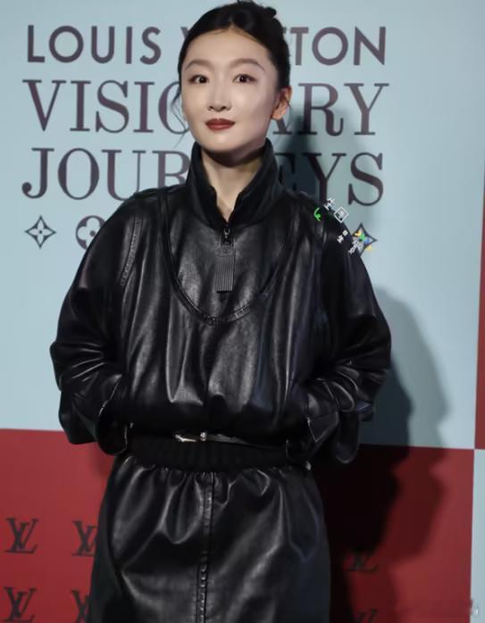 周冬雨，三金影后兼LV代言人，时尚表现力待提升。身材娇小，选衣不慎显弱势。长相非