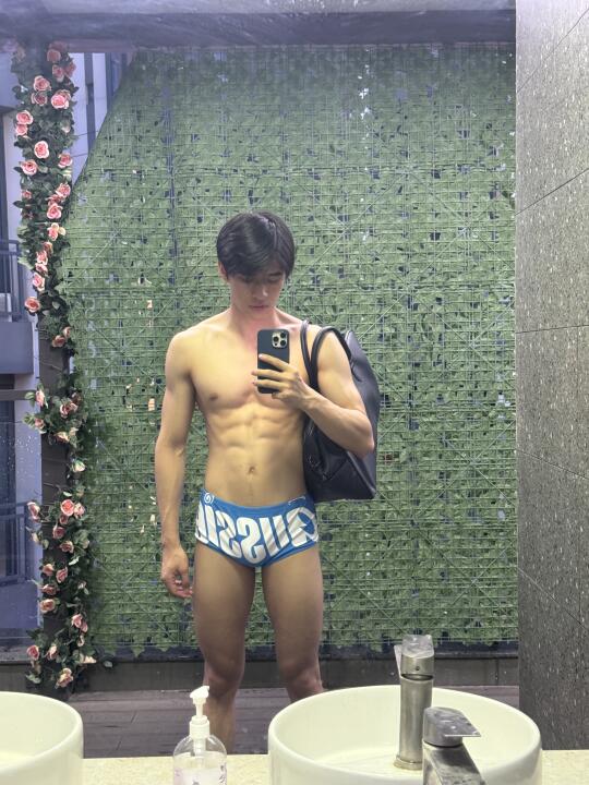 男大学生 上游泳课