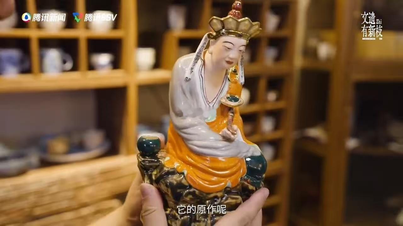 景德镇瓷雕传承人谈无语佛走红不止是有趣的表情包，无语佛原名沉思罗汉，出自瓷雕大师