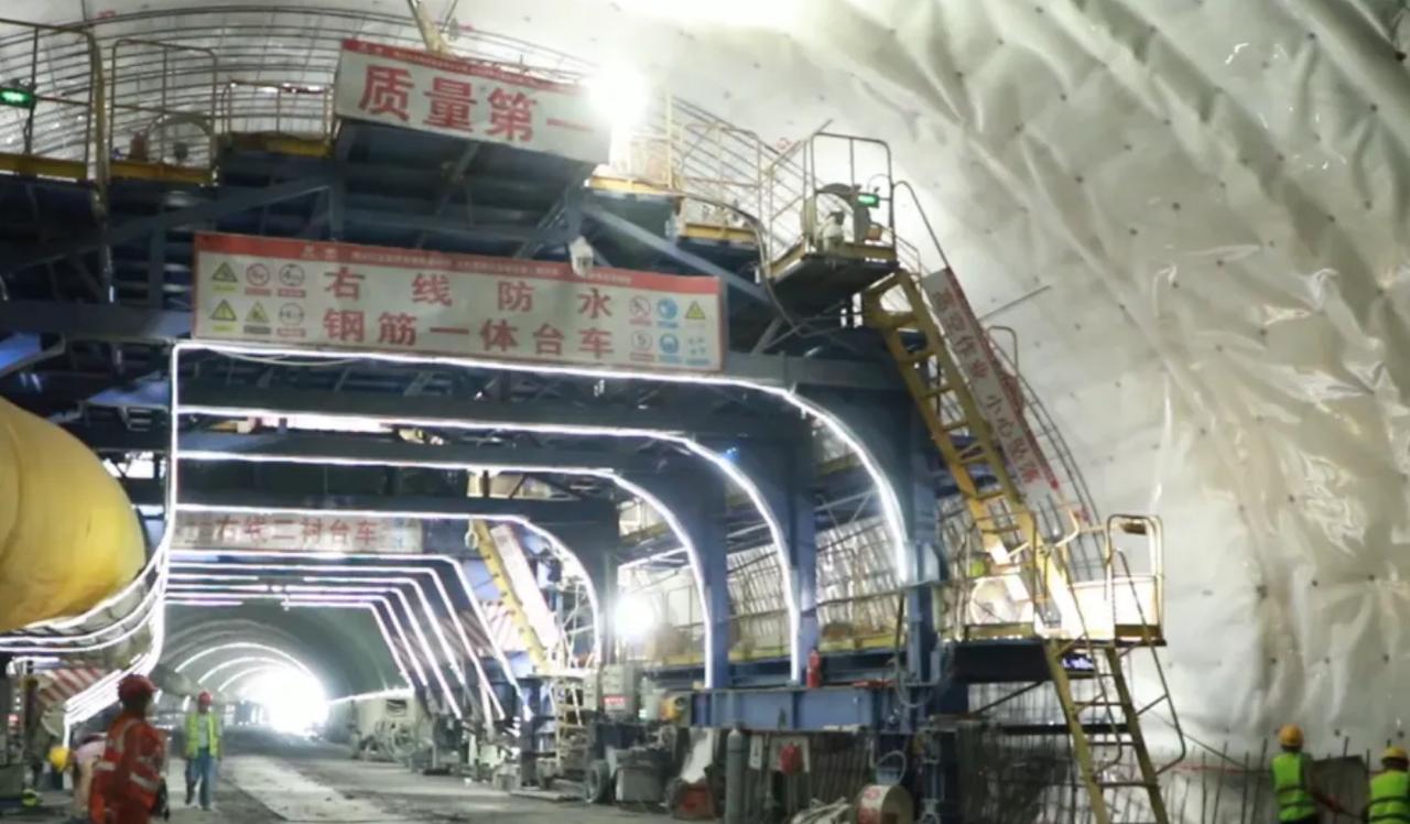 近日，大竹至垫江高速公路（四川境）传来节点消息——全线控制性工程明月山隧道，双洞