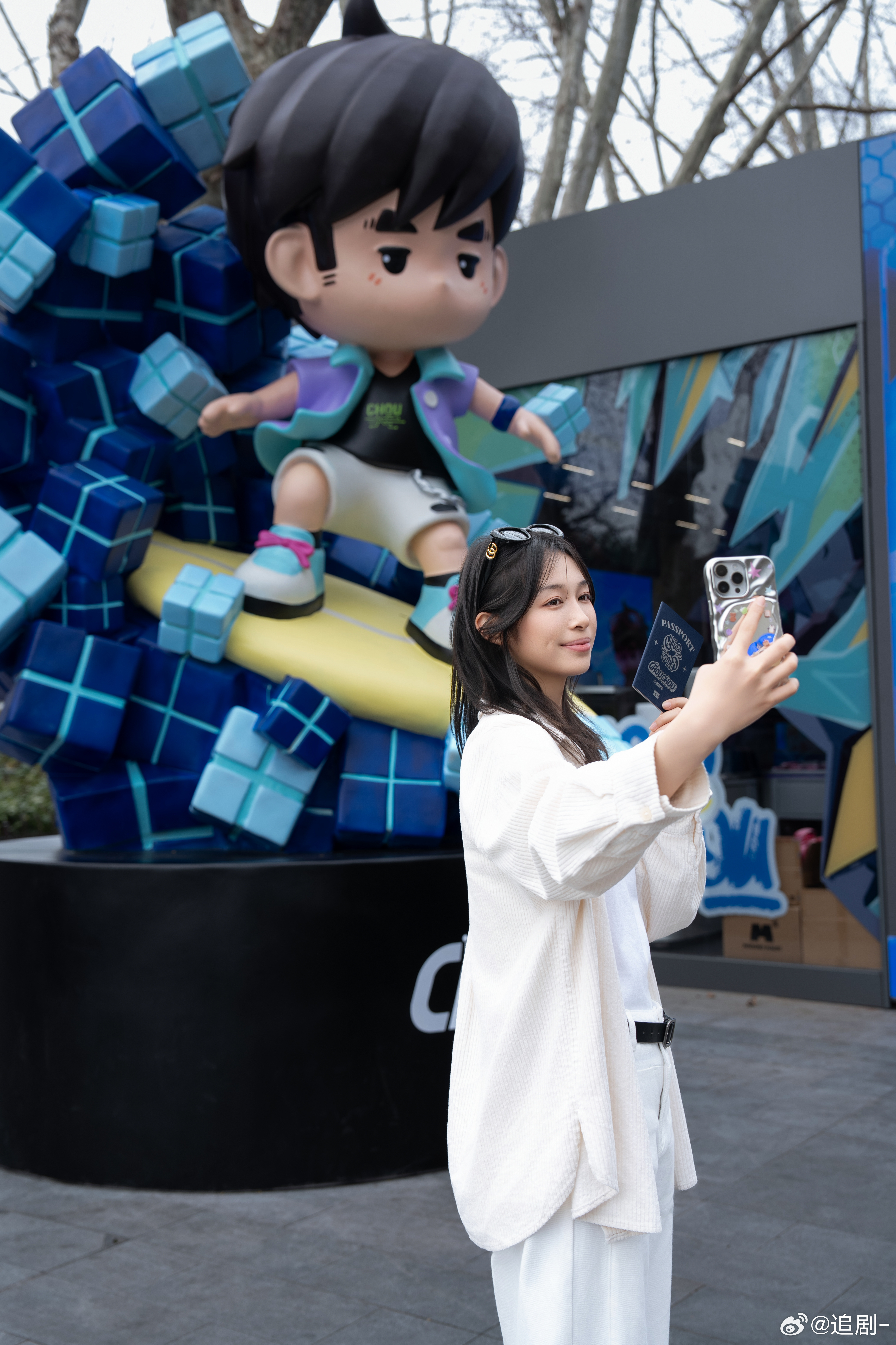 杭州周杰伦痛城 杭州被周杰伦的身影“包围”啦！街头巷尾都是他的海报，演唱会前的氛