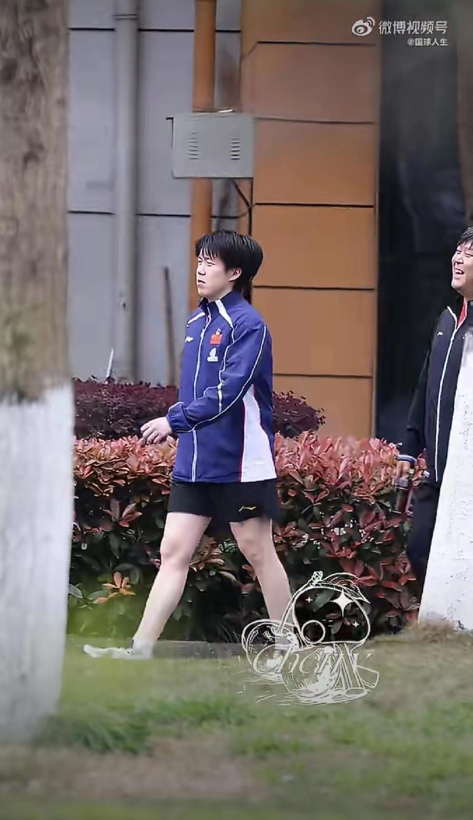 今天的王楚钦开始穿短裤了[笑哭]，
看来，今天的成都温暖了很多，今天的王楚钦羽绒