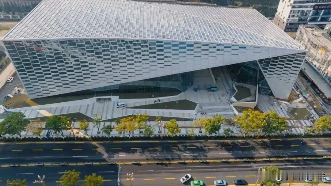 攀枝花大剧院正式投用！明日将迎来首场演出！
不得不说，这几年城市规划的审美在提高