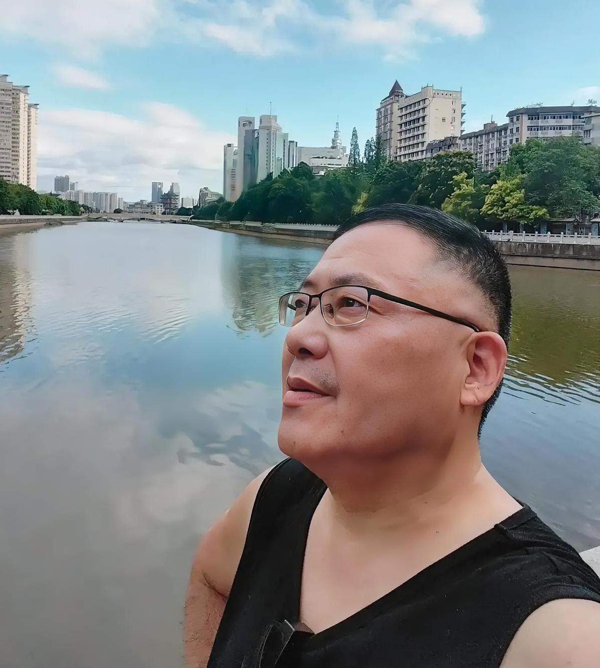 很多网友都抱怨老王不该回南昌，要是在深圳退休，最少养老金有七八千。

还有的网友