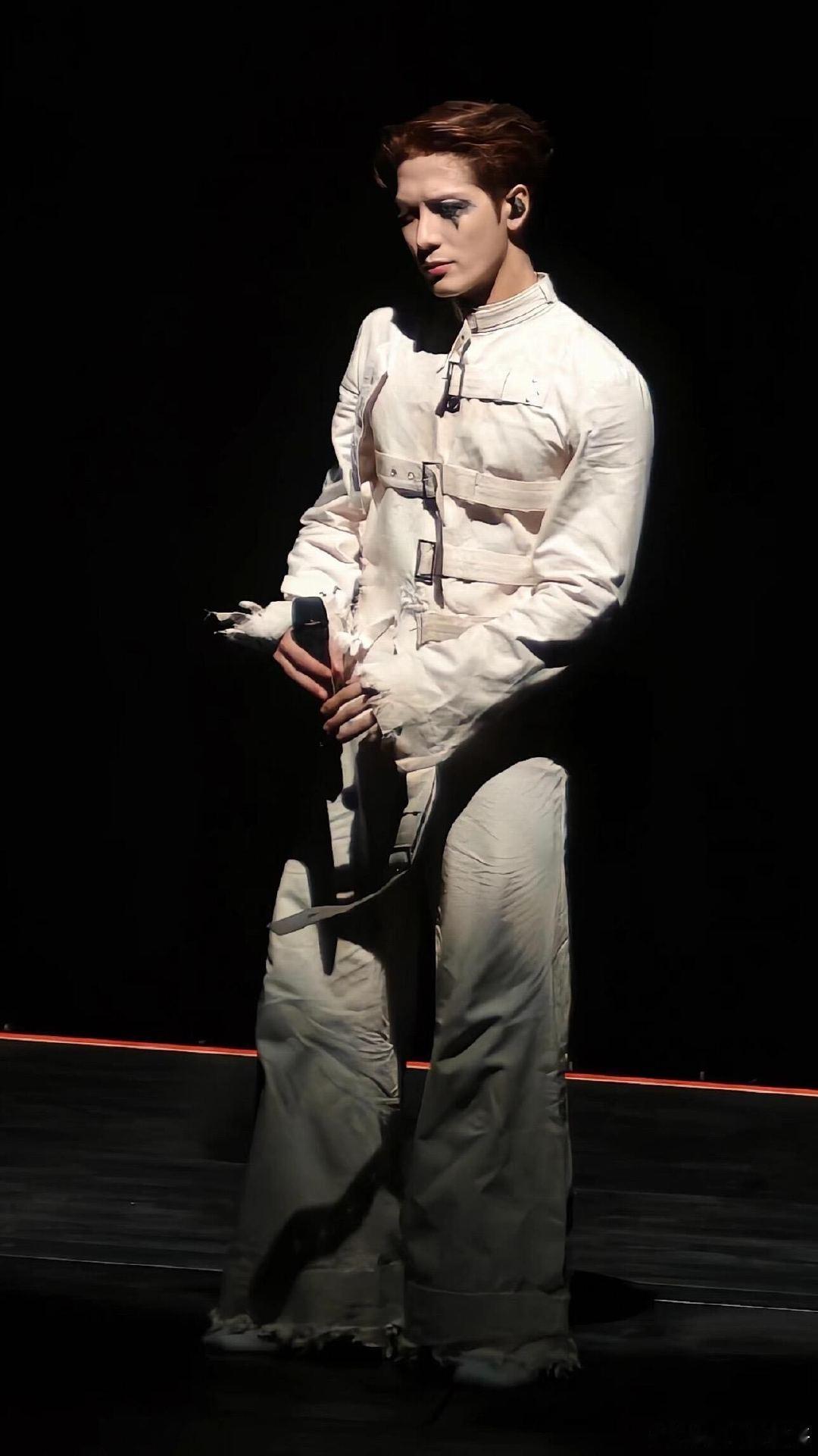 王嘉尔官宣世巡北美站  谁被王嘉尔的浪漫戳中了？12 月的约定、2026 年的承