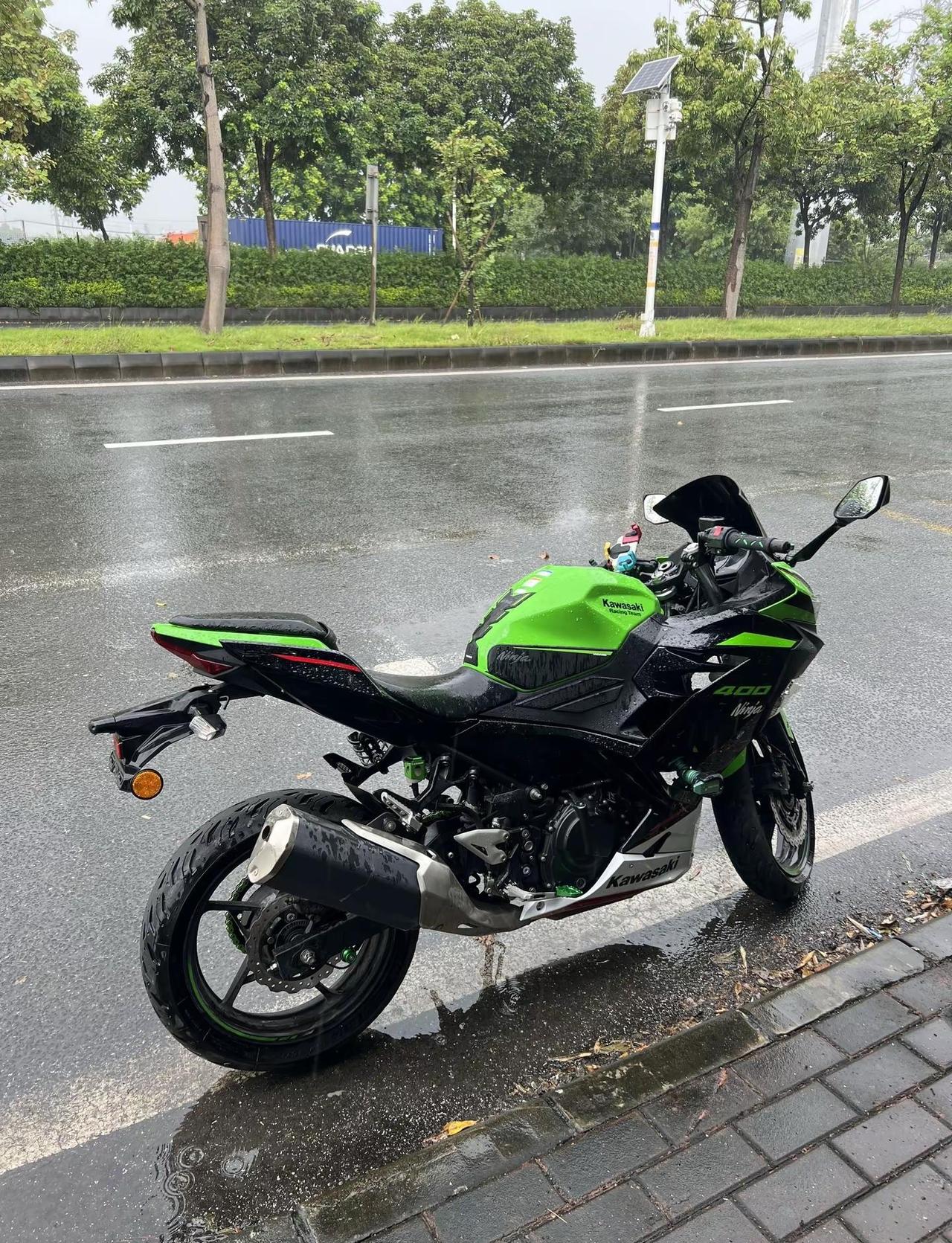 摩托车什么都好 就是下雨的时候显得我特别命苦 等我有钱了一定买件雨衣 机车 骑行