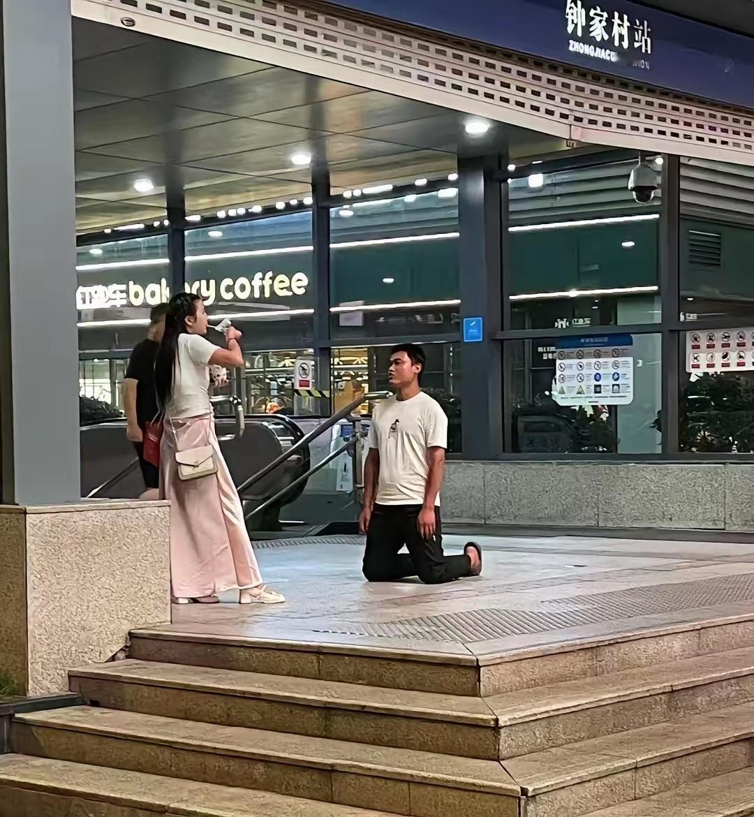 这样的街头情形，真的很反应现在的婚恋观念。很多的农村大龄男青年没有对象，好不容易