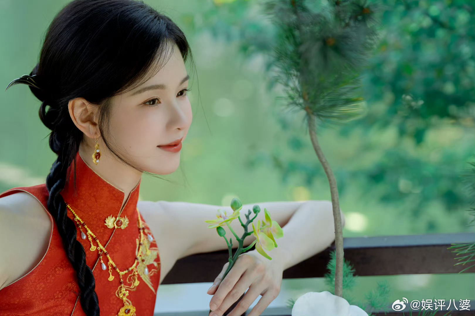 陈都灵园中撑伞，宛如画中仙!📸 最新生图来袭，嘟嘟的颜值真的绝了!每一帧都是美
