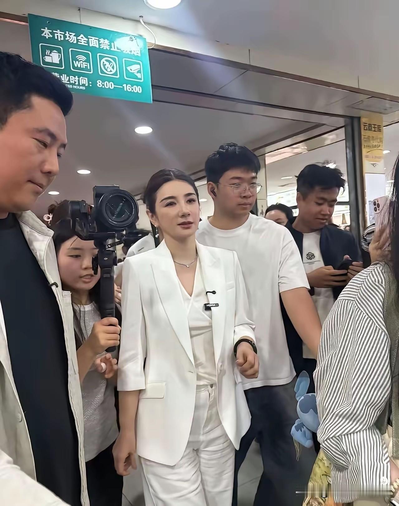 原来真的有不老容颜，她已经49岁了，看起来还像一个少女一样！[赞][赞][赞][