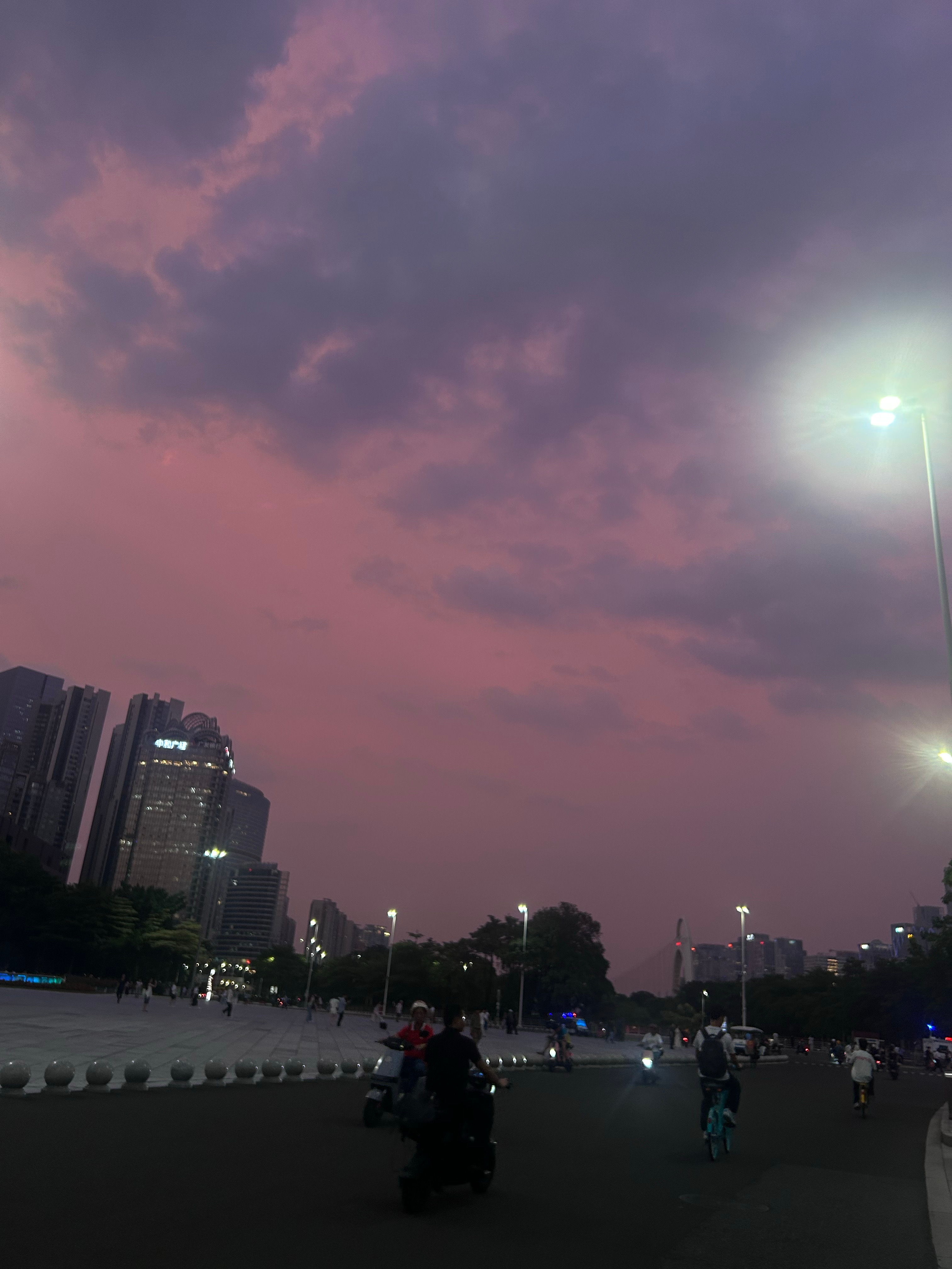 今天广州的傍晚超美丽玫瑰色的天空 