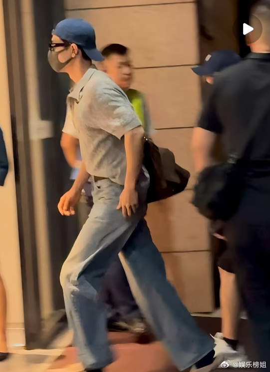 肖战久违的帽子反戴 肖战出发澳门参加湾区升明月，久违的帽子反戴！好青春男大啊[舔