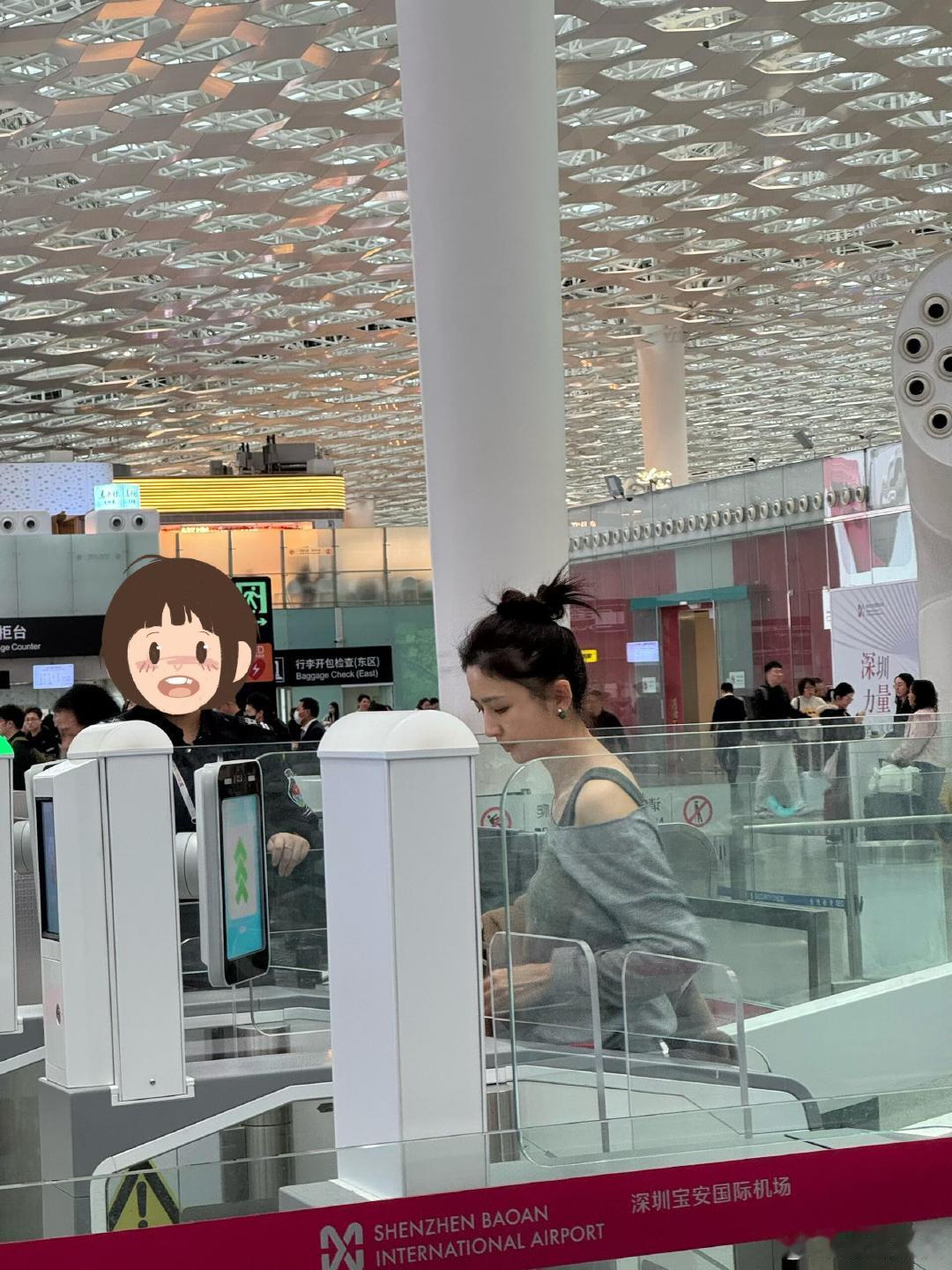 深圳机场偶遇佟丽娅网友深圳机场偶遇佟丽娅 网友深圳机场偶遇佟丽娅，一点明星架子都