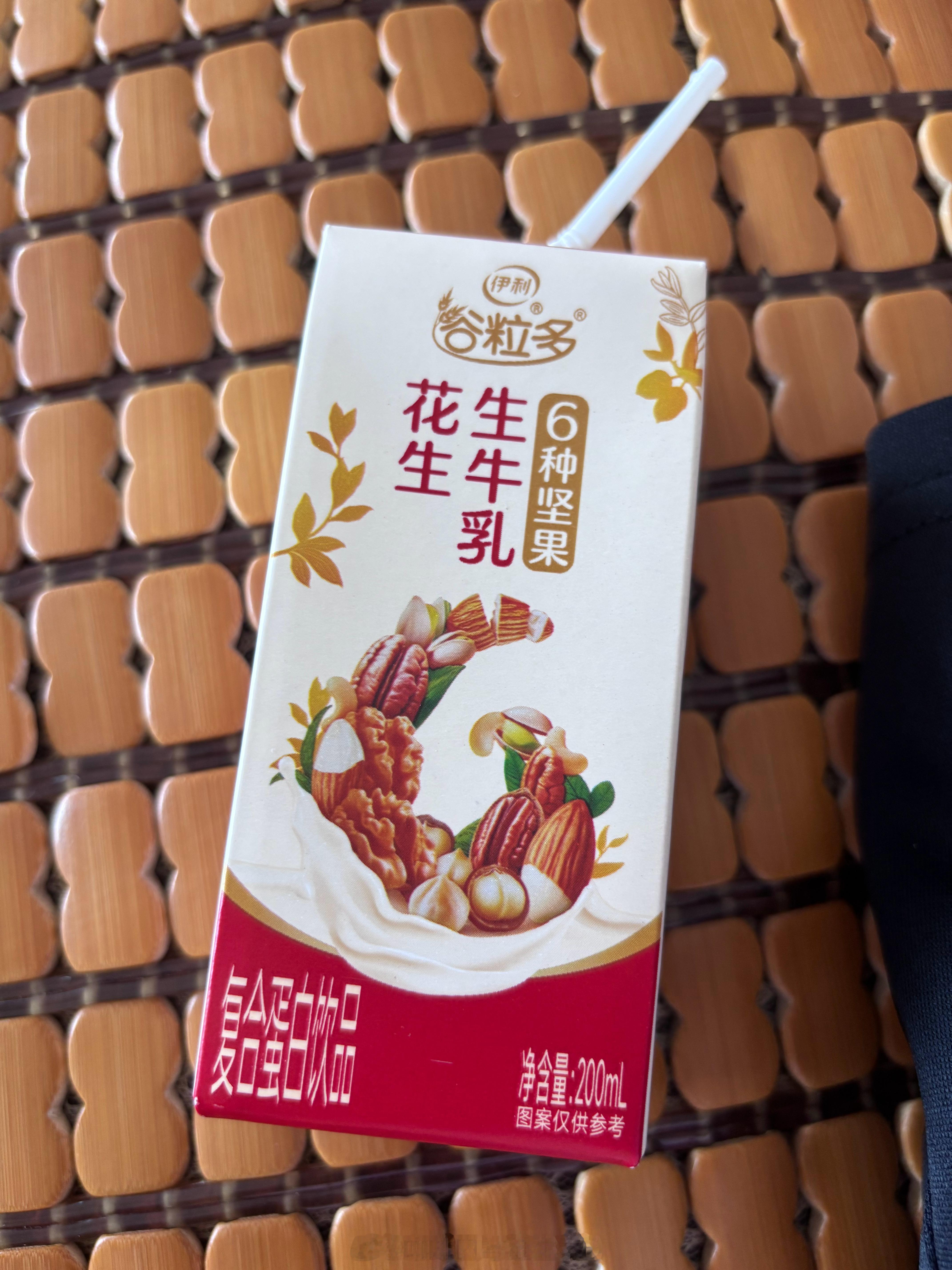 我宝宝说这个坚果奶他闻着不好喝，但喝起来还不错，于是他捏着鼻子喝了几口然后就给我