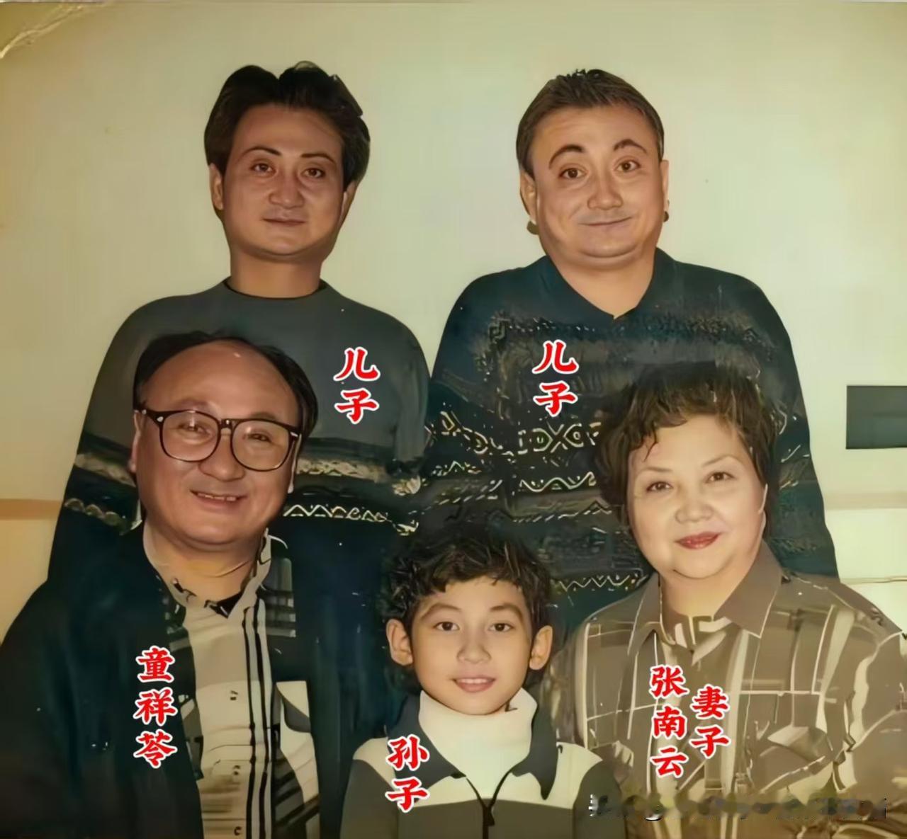 昔日的童祥苓和家人们，在一起珍贵的留影。
台上，他是英气逼人的经典角色；台下，他