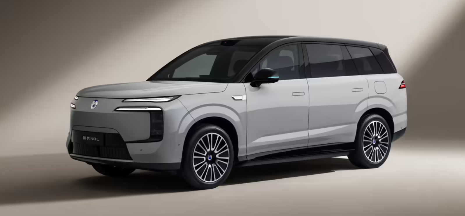 2026北京车展 腾势 N8L搭载第二代刀片电池和闪充技术，钢笼式车身，内饰全面