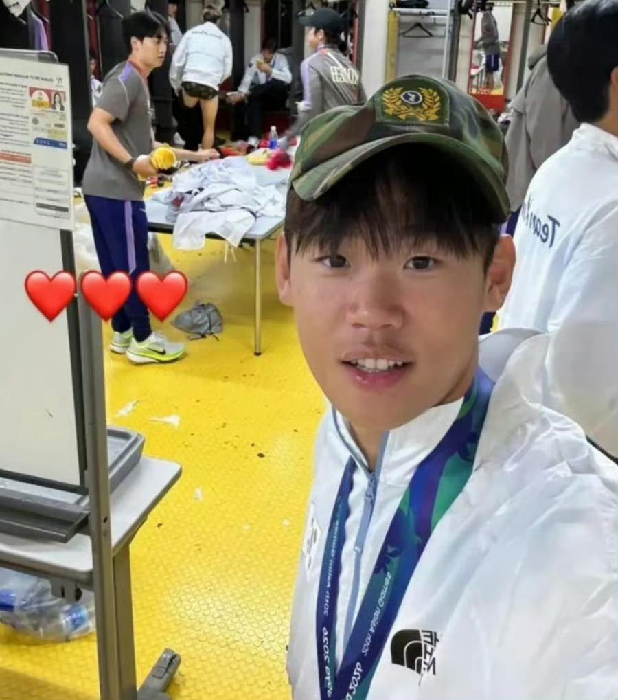 10月4日韩国国脚朴承洙（19岁，纽卡斯尔联队）在更衣室戴着退伍帽拍摄的自拍。把