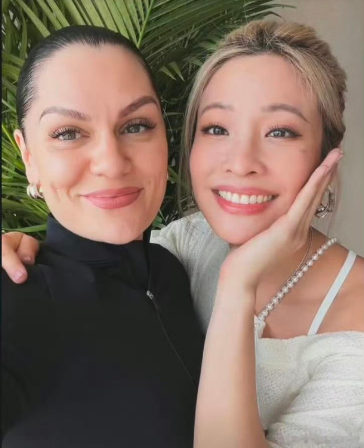 JessieJ晒与袁咏琳合照JessieJ晒出和袁咏琳的同框合照，二人为歌手节目