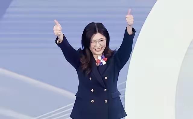 郑丽文的猫腻行不通，只有和平统一一条道可选！
   最近，郑丽文公开主张国民党重