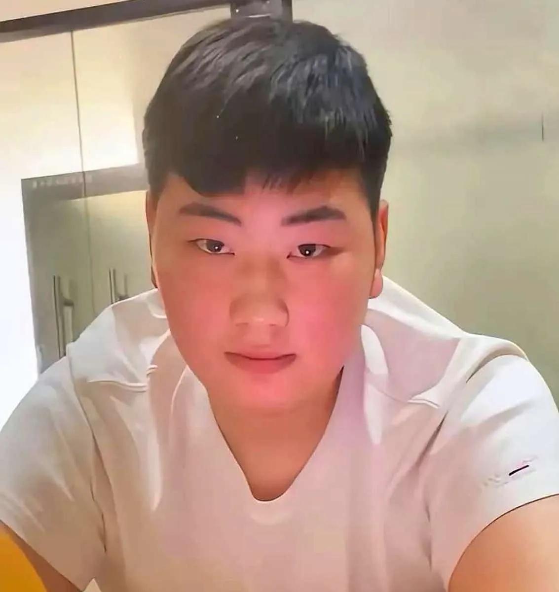 朱之文的儿子朱单伟，真的太明智了，在家种种菜，做做家务，带带孩子，凡事有朱之文兜