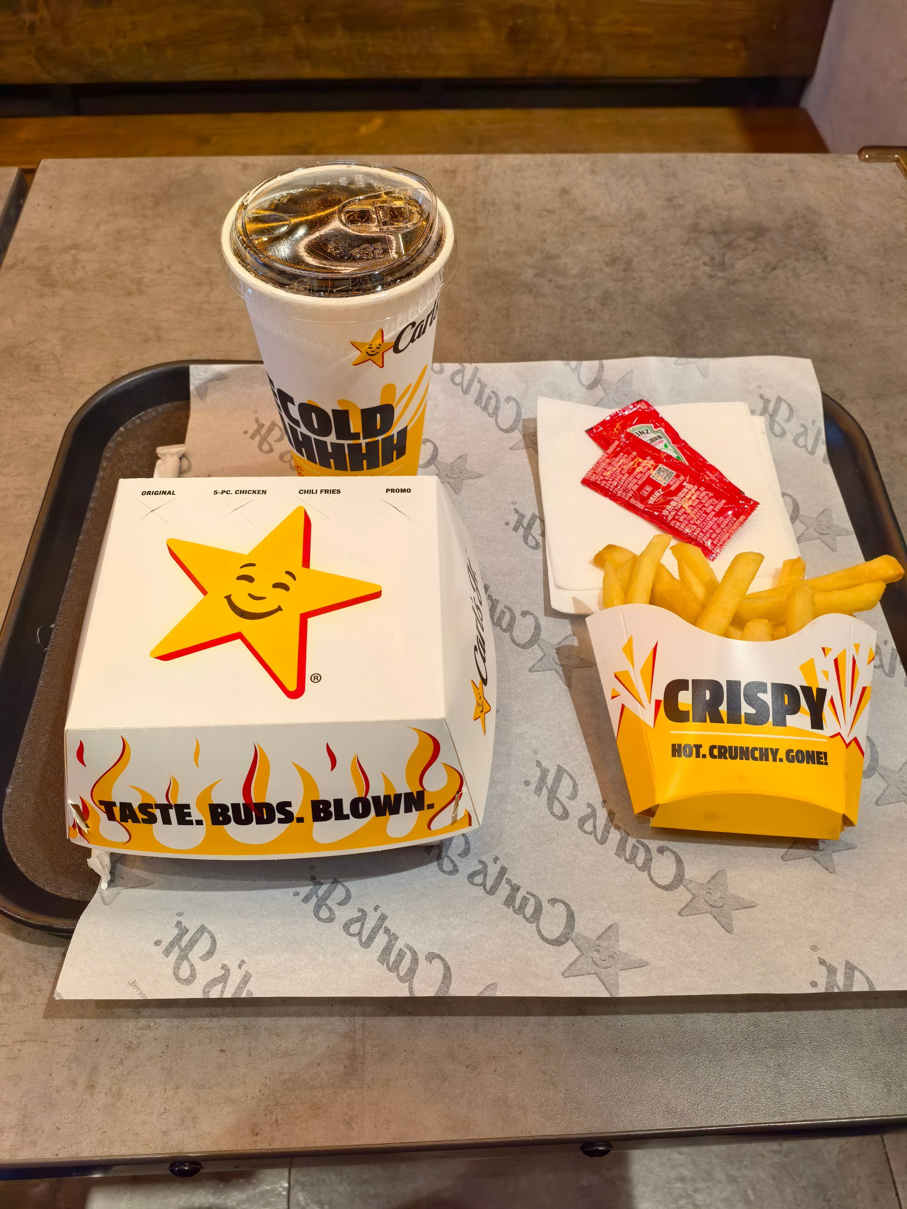 我在浦东机场T1航站楼吃到了卡乐星汉堡，这个套餐74，比汉堡王贵不少，但是没有汉