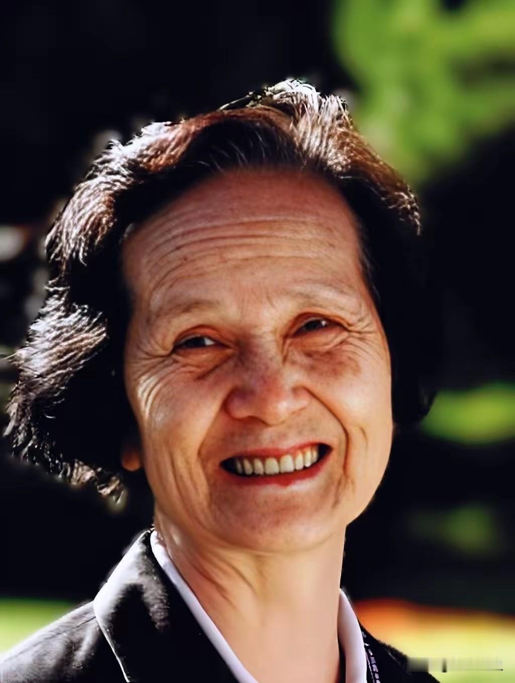 她被称为中国“橡胶女王”，是让中国合成橡胶事业挺起脊梁的人。她是中国科学院院士，