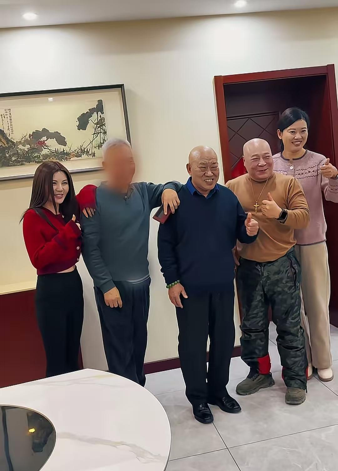 别以为关上包间门，就安全了。
镜头，有时候比桌上的旁观者更诚实。
视频里，杜旭东