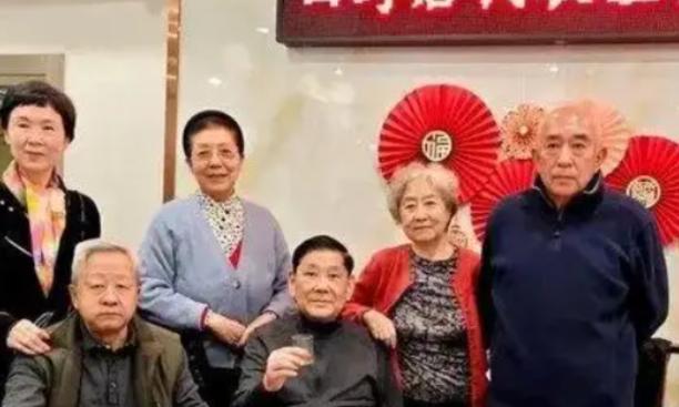 四野后代联谊会有一个不成文的规矩，每次大伙聚在一起，来宾都会自觉按着父辈当年职务