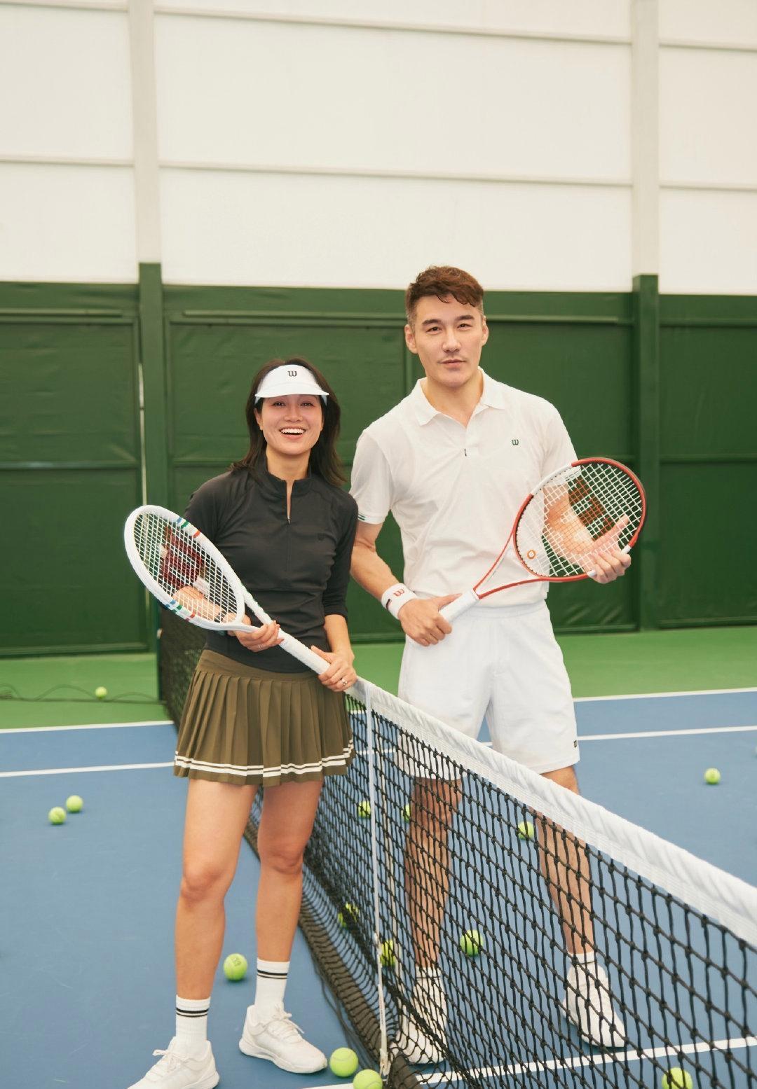 朱丹胡兵同框打网球，不知球技如何？但他们的运动穿搭棒棒的！